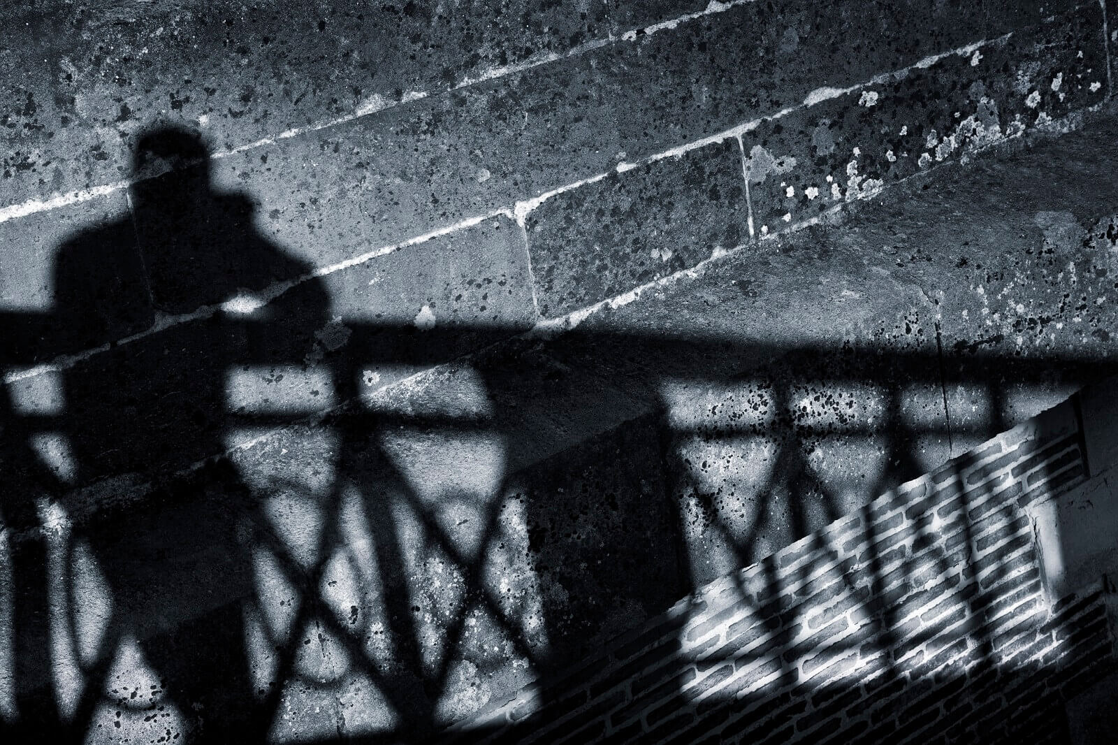 silhouette-of-a-man-on-a-wall-P73XQKQ (1) (1)