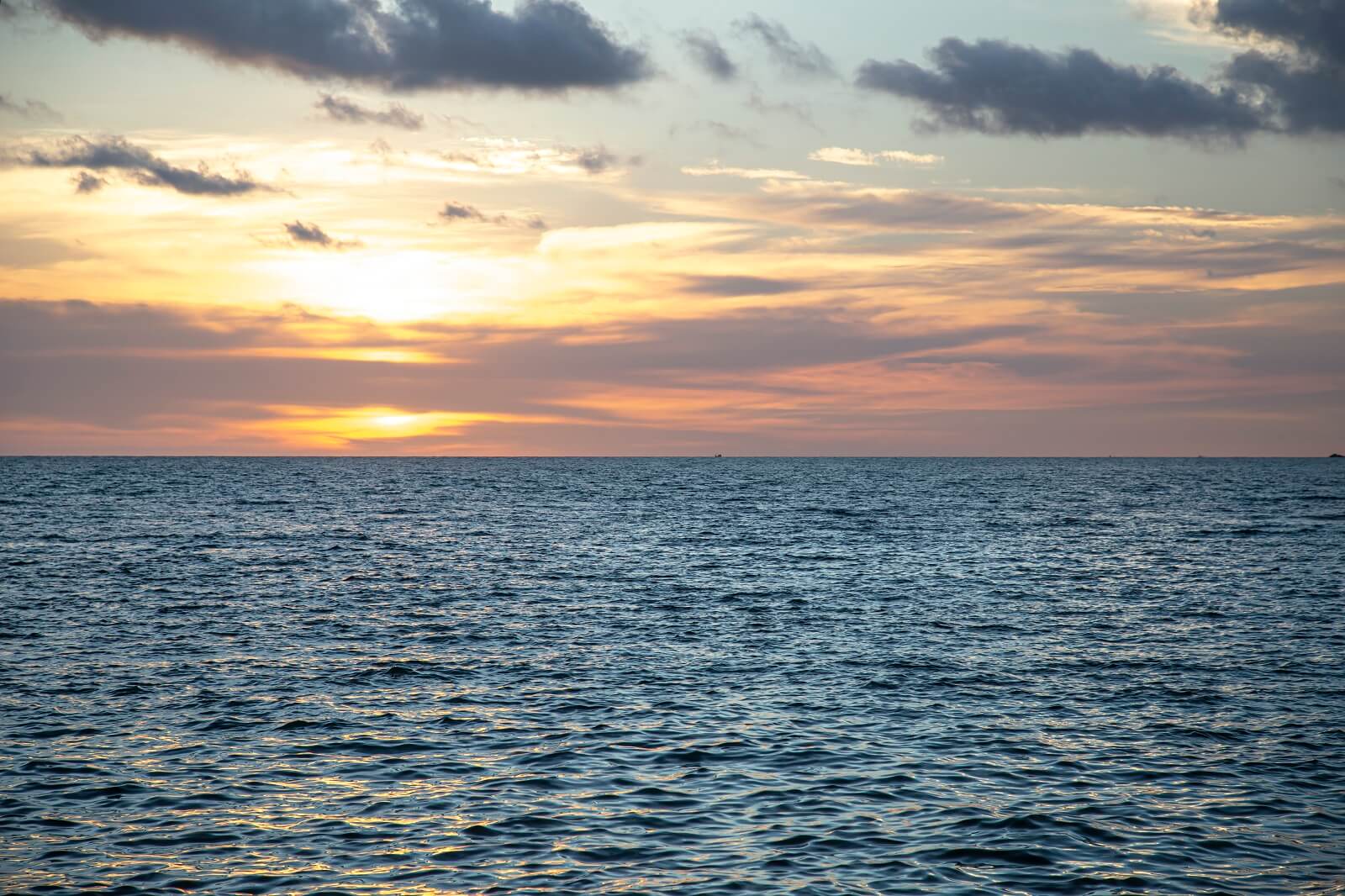 background-beautiful-multicolored-sunset-on-the-oc-HUXAKSZ (1)